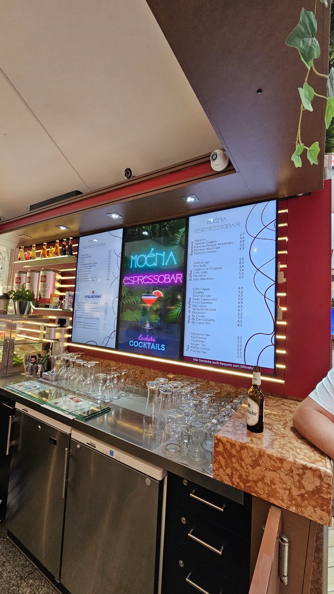 Zwei digitale Werbestelen mit Cocktailmotiven in der Moena Espressobar